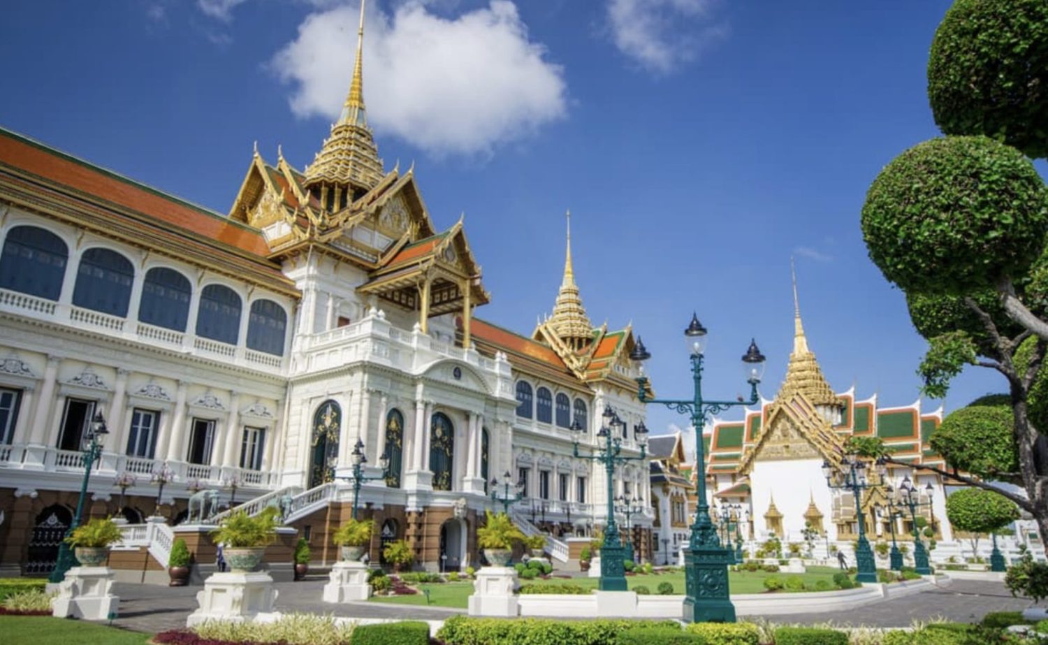 Visit the Grand place in Bangkok with friends