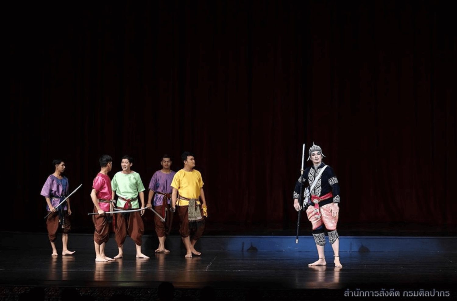 Watch Thai Traditional Dance and Music Show at the National Theatre