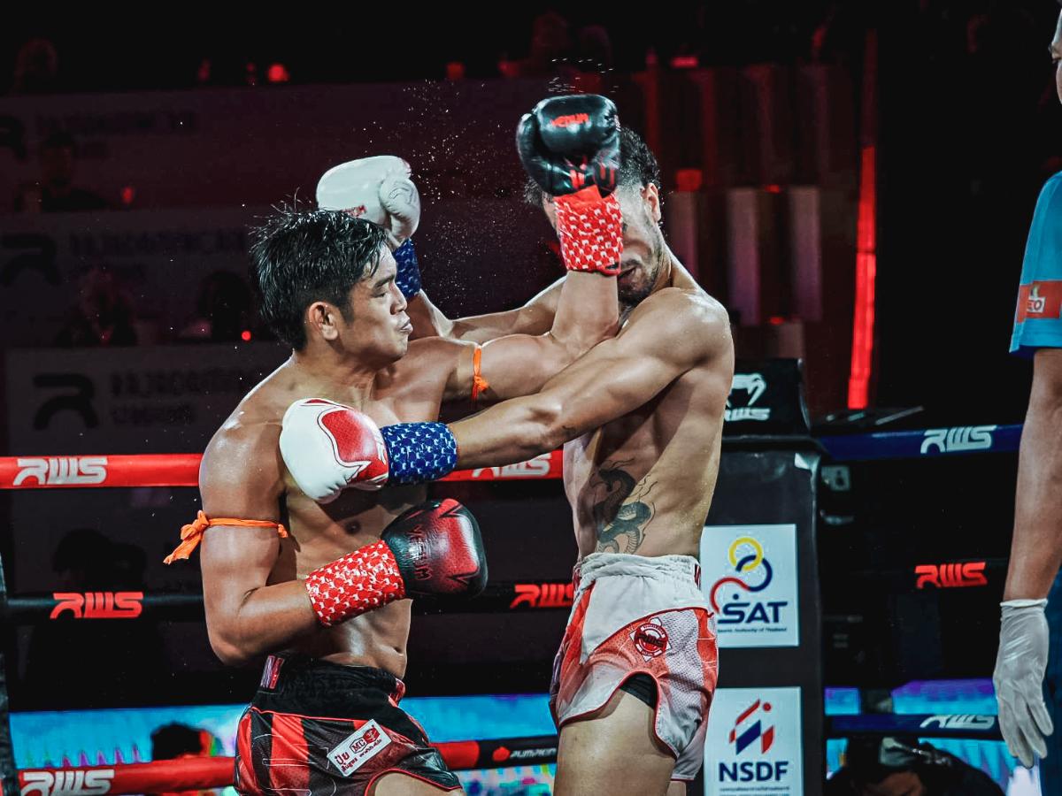 Boxing knockout points demonstrated during a powerful face strike